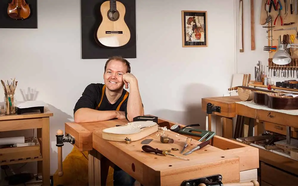 Dieter Hillewaere dans son atelier de luthier